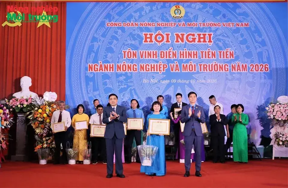 Tôn vinh điển hình tiên tiến ngành Nông nghiệp và Môi trường