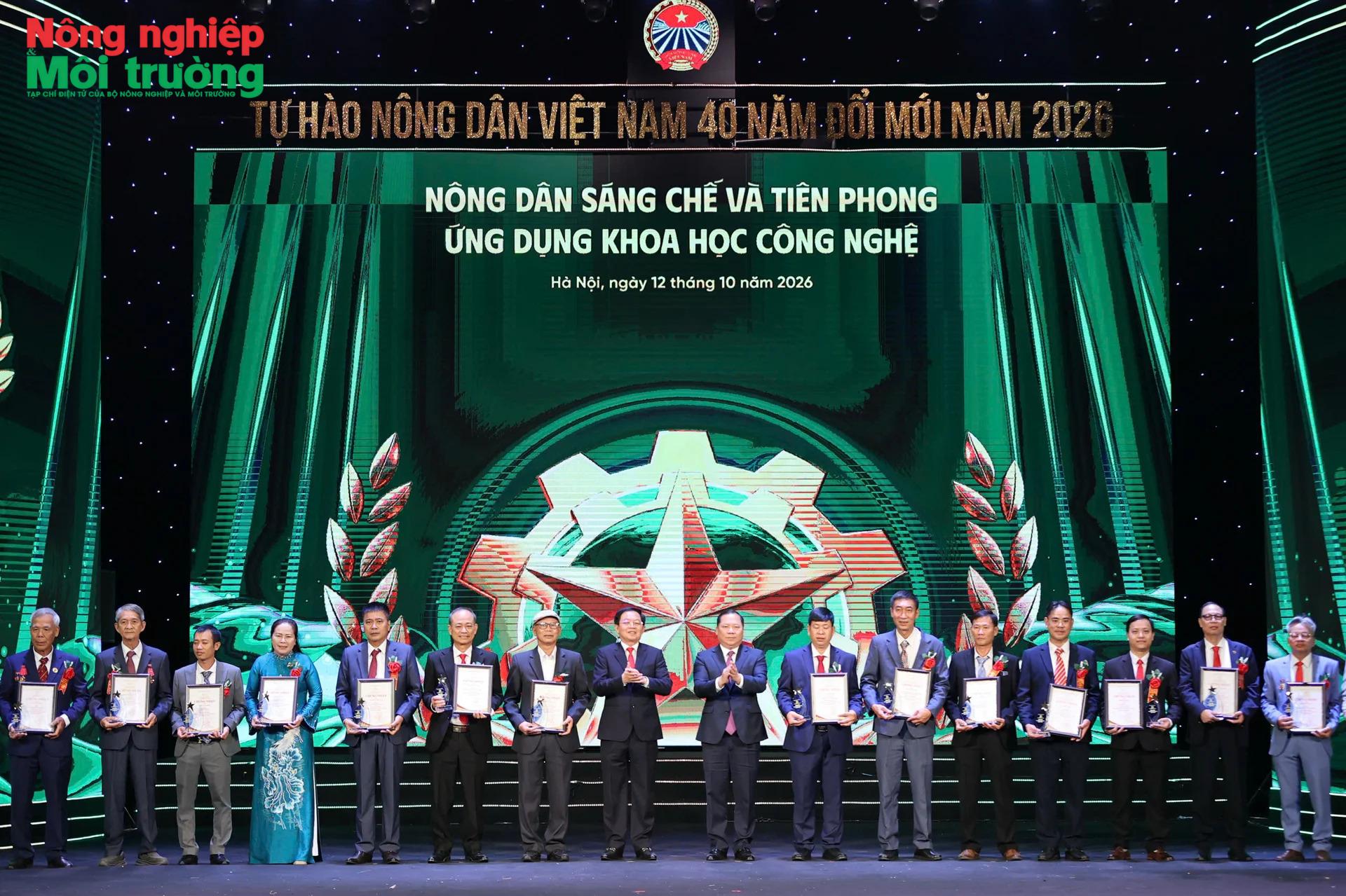 nhom-khcn-2111_1791819077.jpg