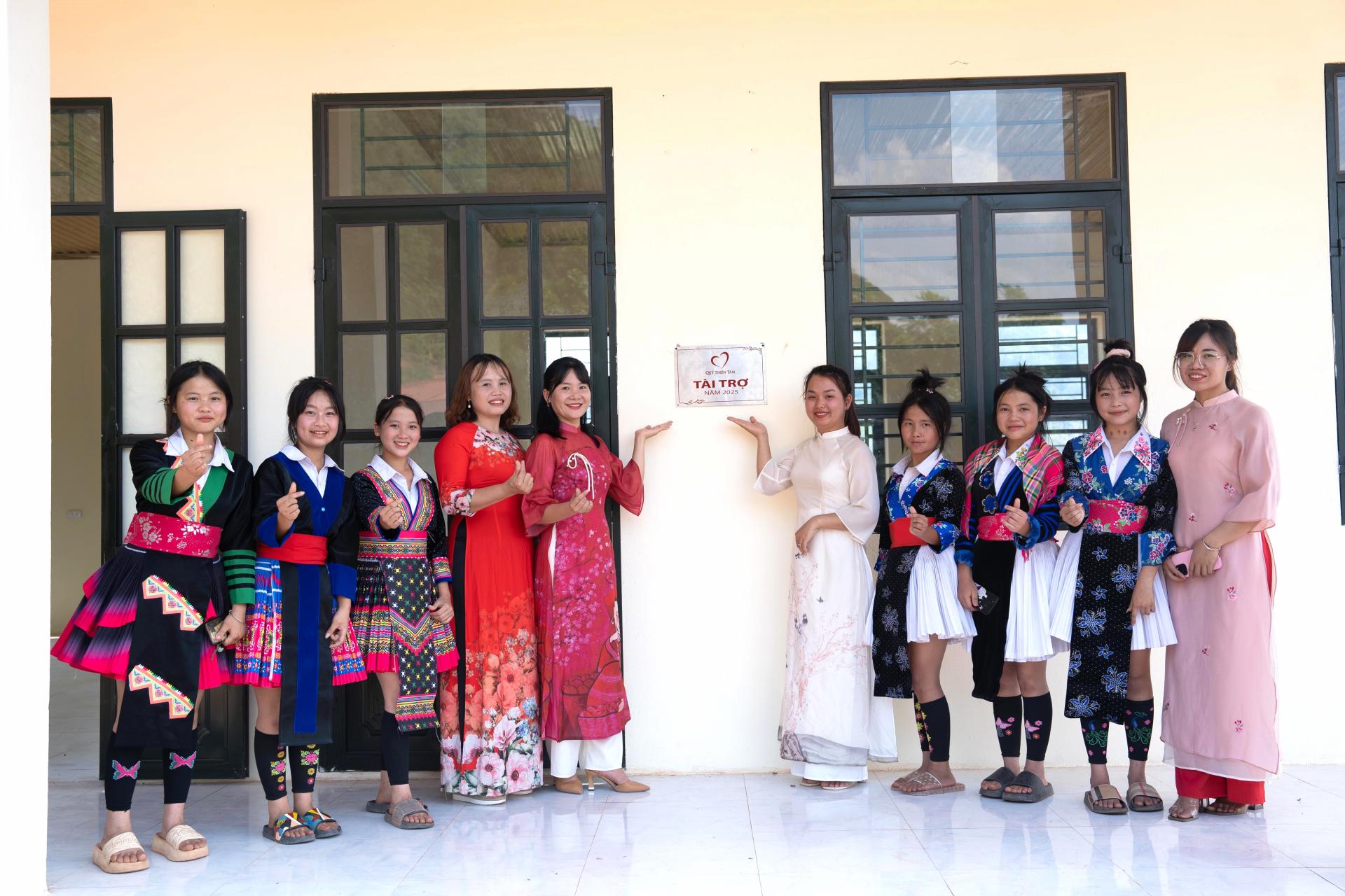 niem-hanh-phuc-cua-cac-em-duoi-ngoi-truong-moi-do-quy-xay-tang-1_1792031861.jpg