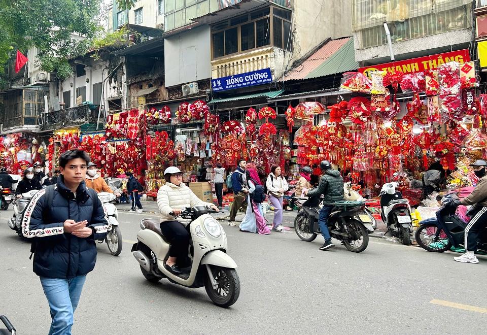 pho-hang-ma-dong-nguoi-qua-lai-trong-nhung-ngay-giap-tet_1769934454.jpg
