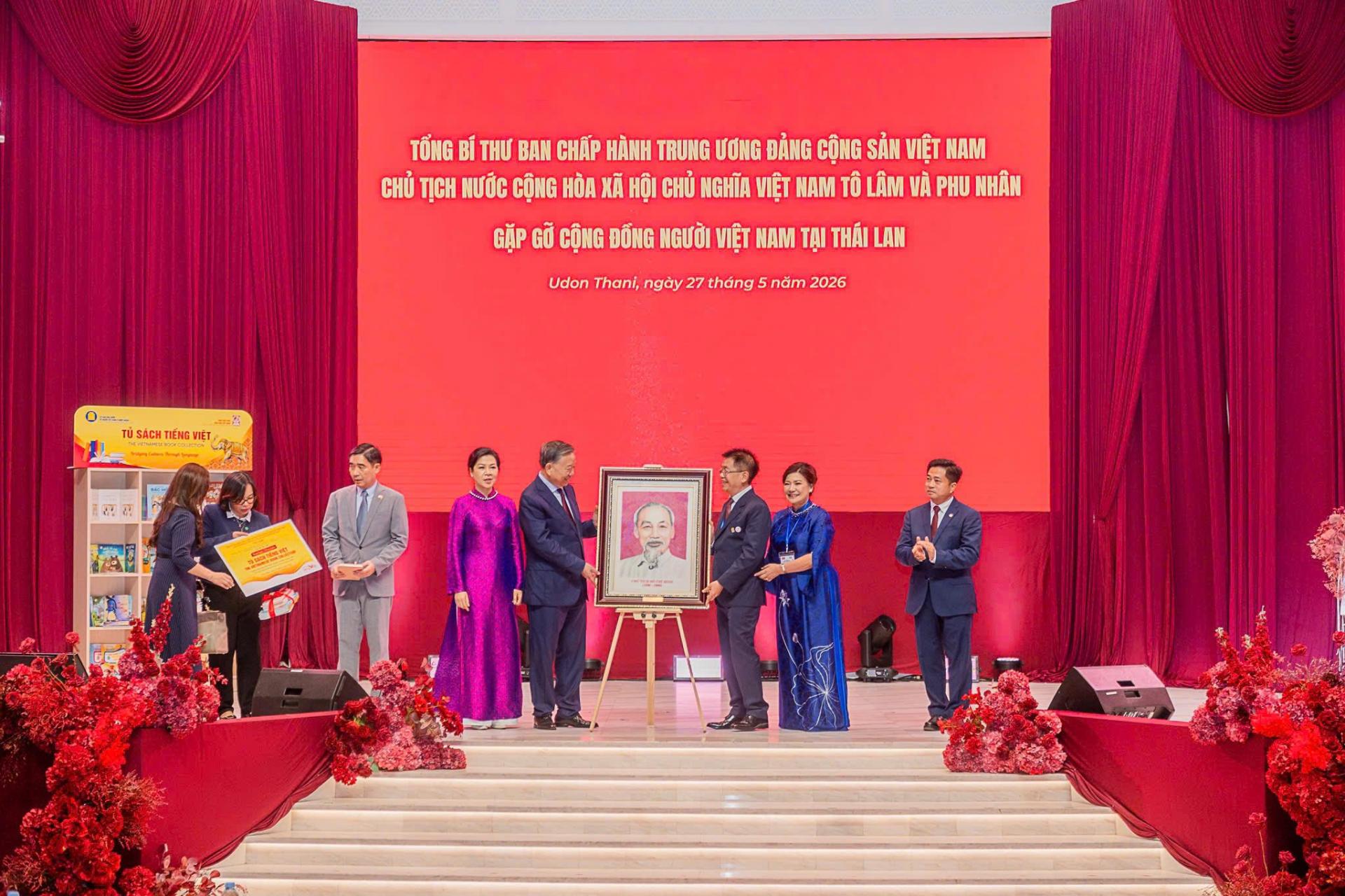 Tổng Bí thư, Chủ tịch nước Tô Lâm gặp gỡ cộng đồng người Việt Nam tại Thái Lan