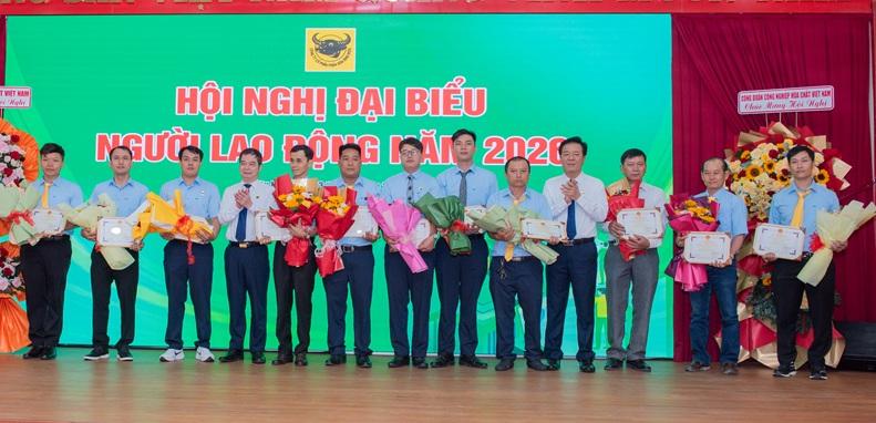 lanh-dao-cong-ty-trao-thuong-cho-cac-dai-dien-phong-chuc-nang-don-vi-cua-cty-cp-phan-bon-binh-dien_1775216983.jpg