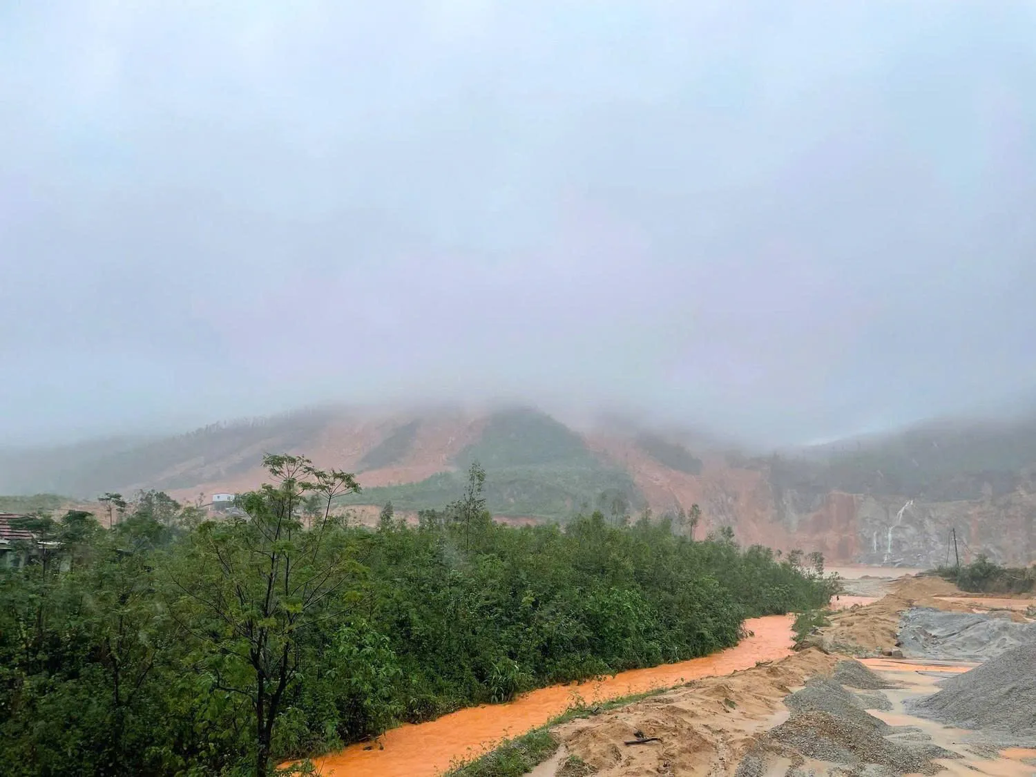 Hà Tĩnh: Nhiều trang trại, tài sản bị vùi lấp do sạt lở núi