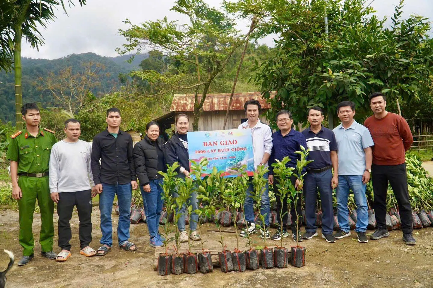 Chi hội Du lịch Đà Nẵng hỗ trợ sinh kế cho người dân vùng biên