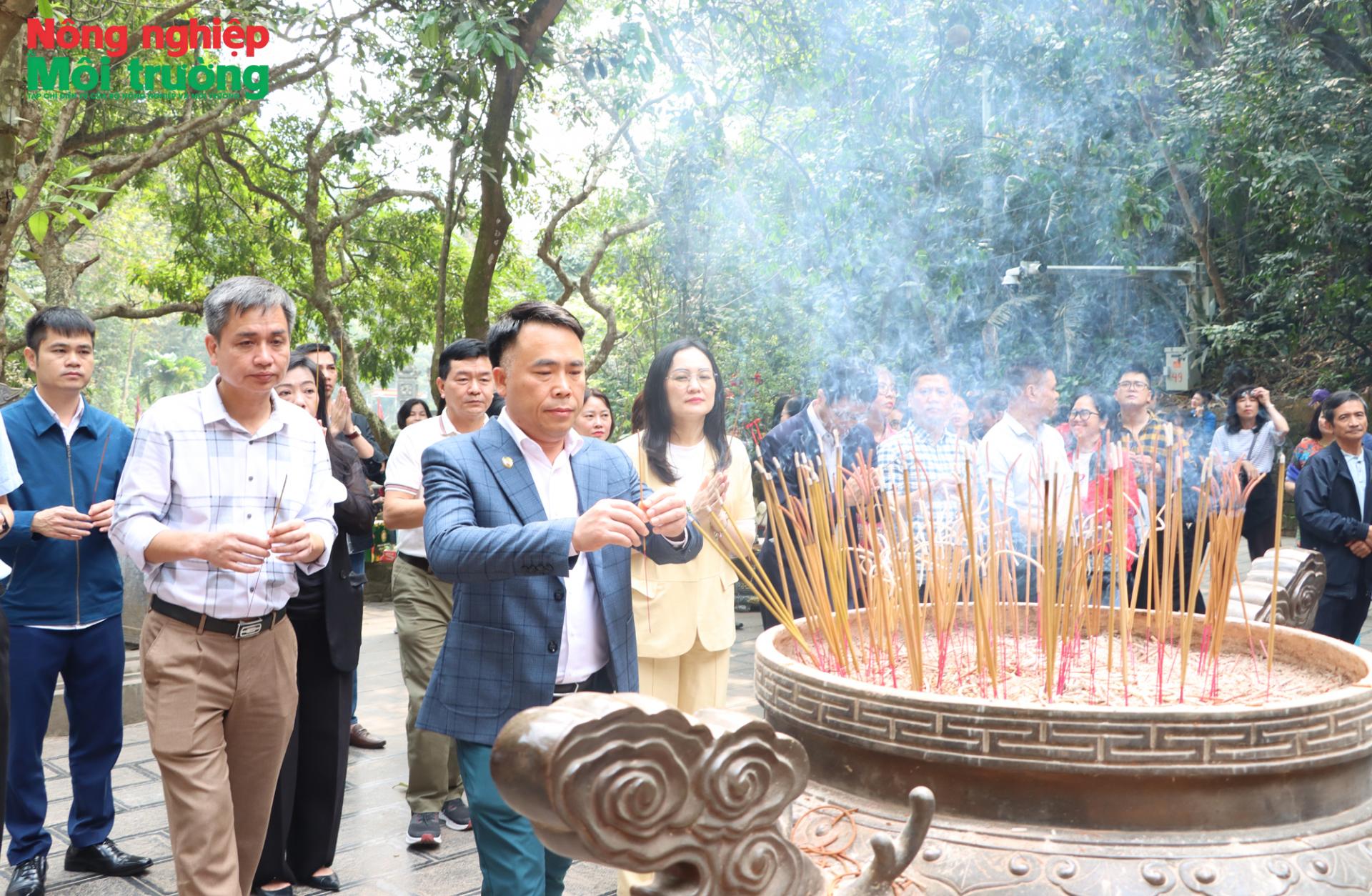 Tạp chí Nông nghiệp và Môi trường dâng hương tưởng niệm các Vua Hùng