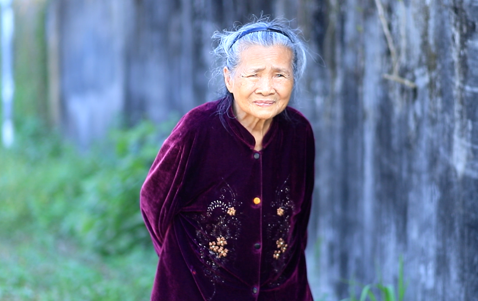 Cụ bà hiến đất làm cầu, xóa "điểm nghẽn" mùa lũ