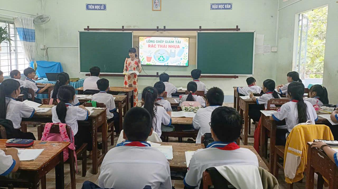 a1-rac-thai-nhua-vinh-long_1791357037.jpg