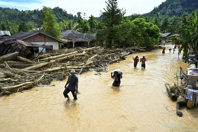 251205-indonesia-floods-2-rs-422c5f_1765070723.webp
