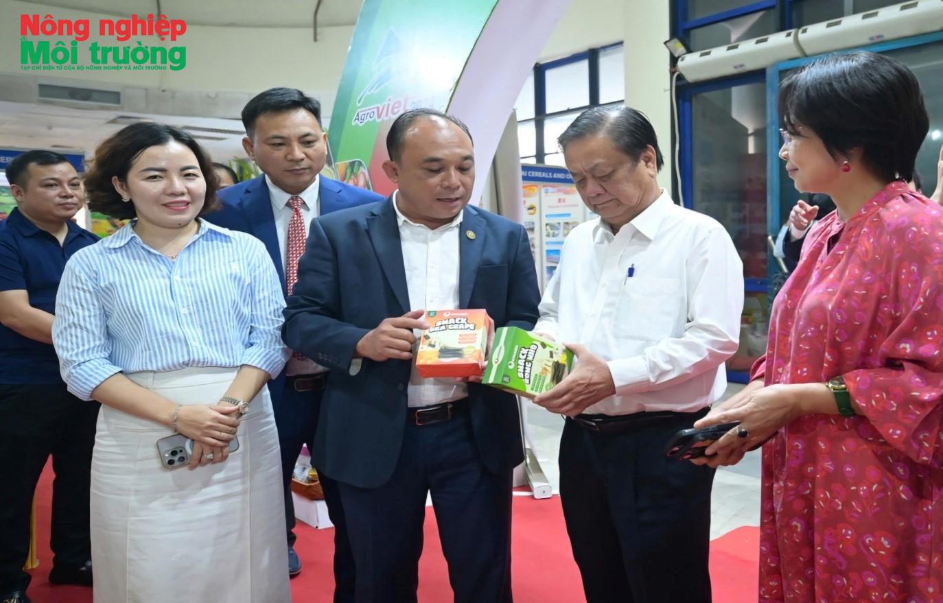 bo-truong-bo-nong-nghiep-va-ptnt-le-minh-hoan-tham-quan-cac-gian-hang-trien-lam-tai-agroviet-2024_1775622204.jpg