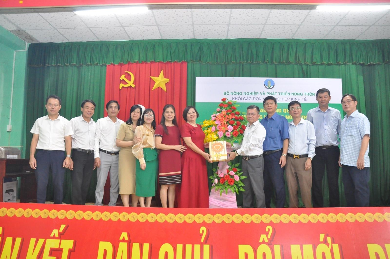 Khối các đơn vị sự nghiệp kinh tế hỗ trợ xã Vị Đông - Hậu Giang về đích xây dựng nông thôn mới