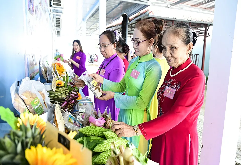 Từ hỗ trợ đến trao quyền: Thay đổi cách tiếp cận giảm nghèo cho phụ nữ và trẻ em gái