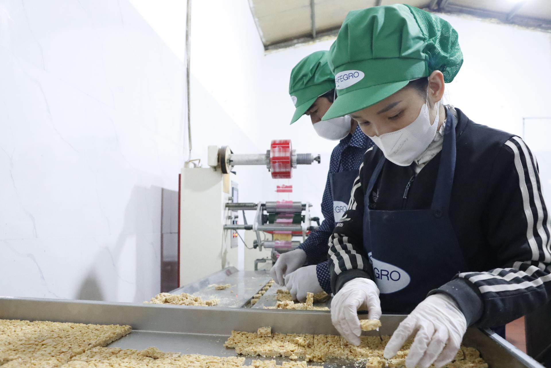 Giữ lửa nghề kẹo truyền thống bằng hơi thở mới ở làng cổ Đường Lâm