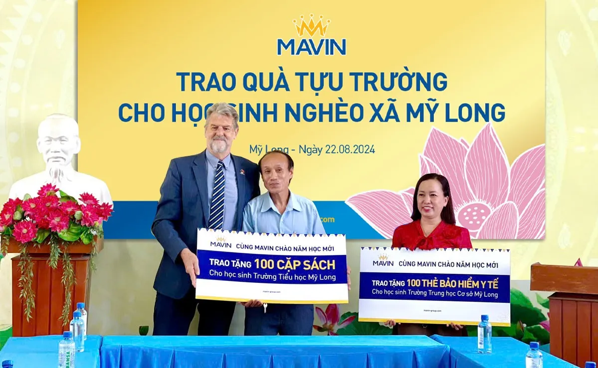 anh-chu-tich-tap-doan-mavin-dai-dien-trao-qua-tang-nam-hoc-moi-2024---2025_1762696089.webp