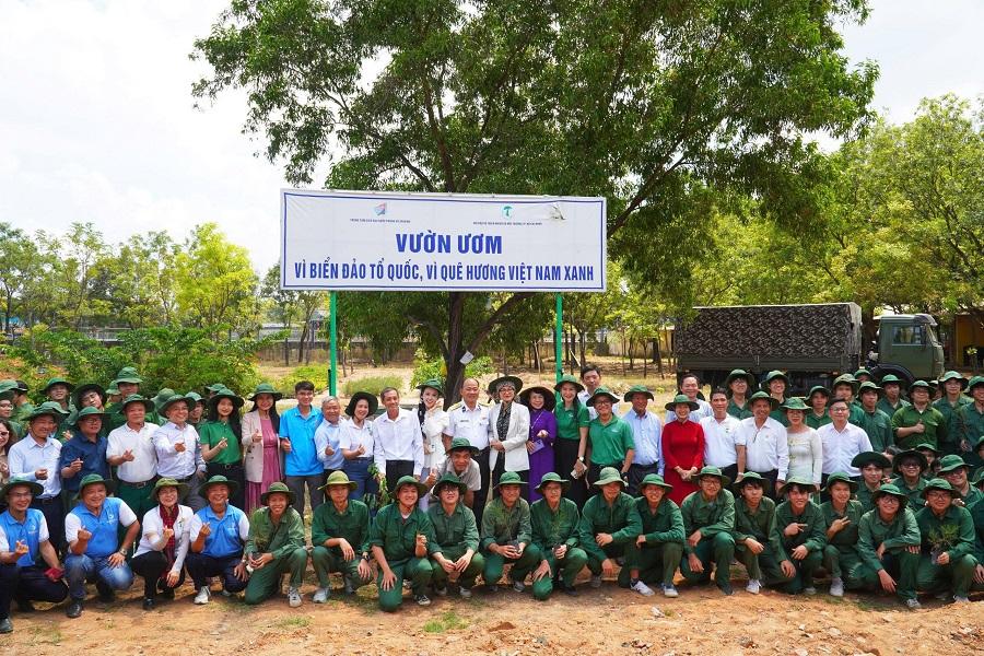 Khen thưởng các tổ chức, cá nhân tiêu biểu trong chương trình “Xanh hóa Trường Sa”