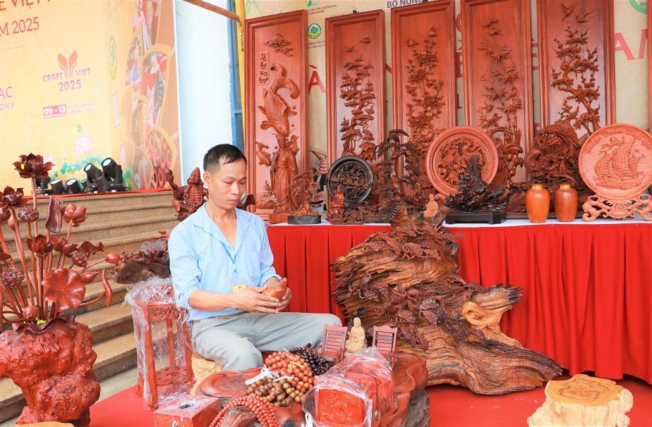 Các sản phẩm đặc trưng được trưng bày tại Hội chợ Làng nghề Việt Nam lần thứ 21