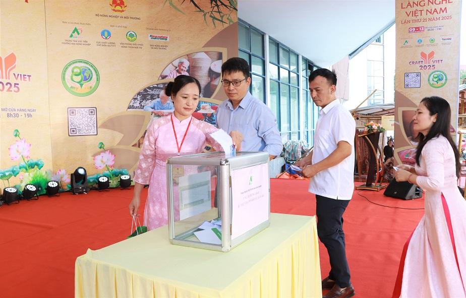 Đại biểu và khách tham quan tham gia quyên góp ủng hộ đồng bào bị ảnh hưởng bởi bão lũ