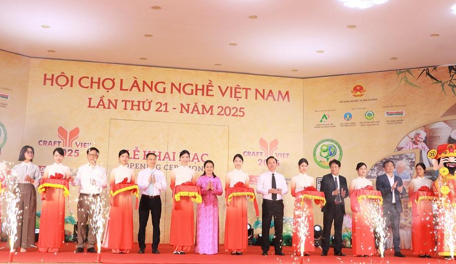 Lễ cắt băng khai mạc Hội chợ Làng nghề Việt Nam lần thứ 21 - năm 2025