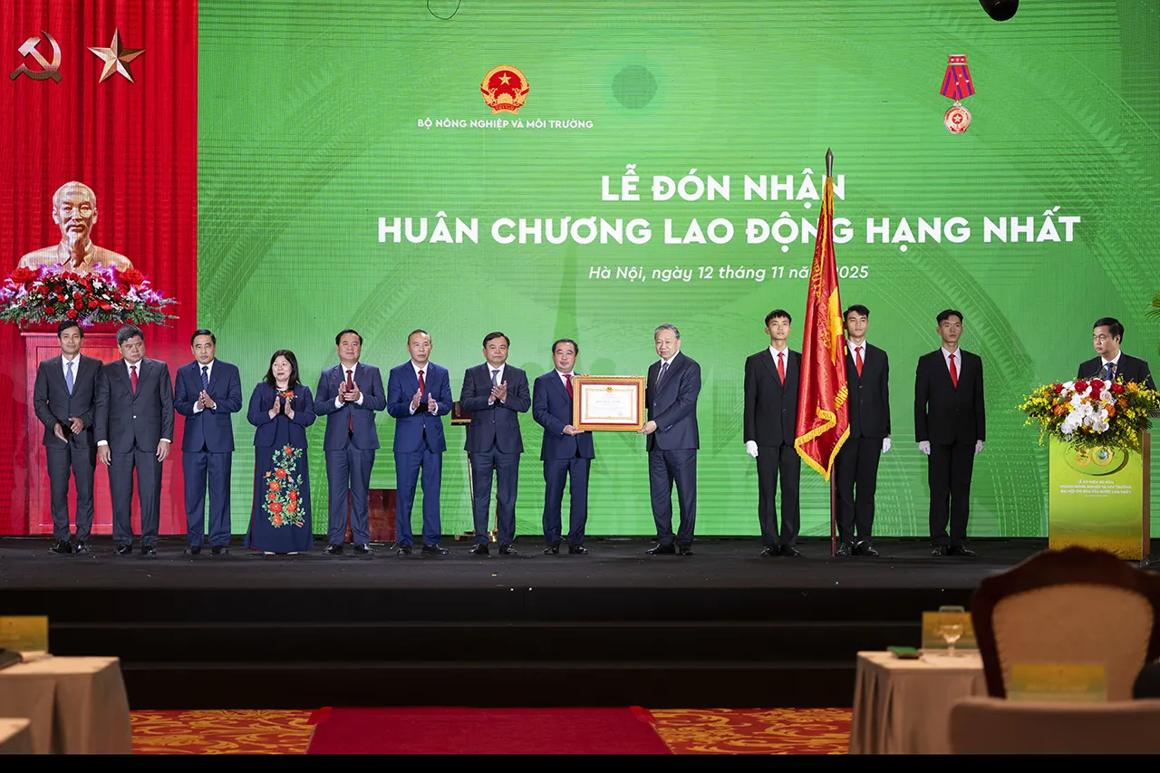 Bộ Nông nghiệp và Môi trường đón nhận Huân chương Lao động hạng Nhất
