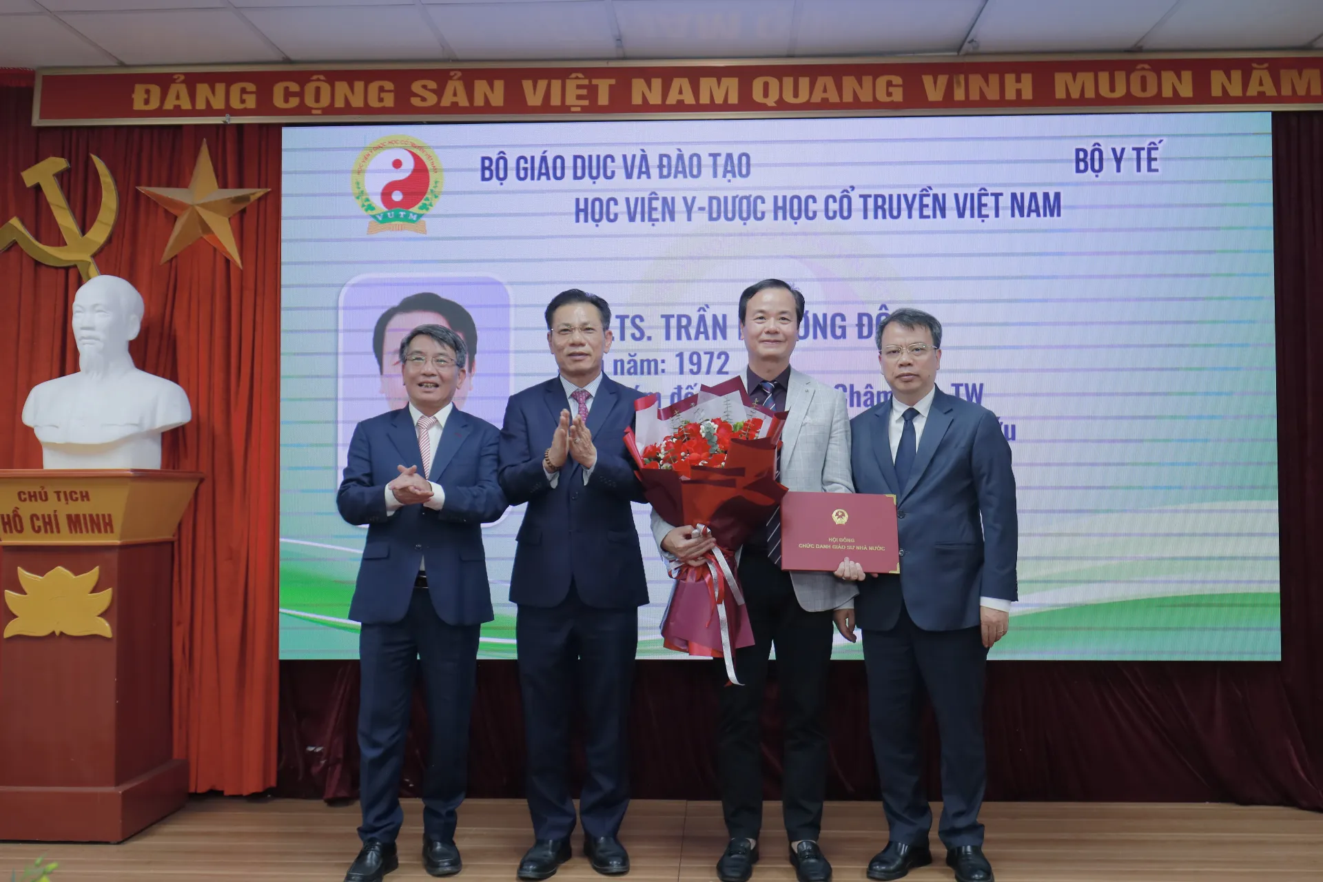 Đội ngũ 10 tân Phó Giáo sư góp phần nâng cao năng lực nghiên cứu tại Học viện Y - Dược học cổ truyền Việt Nam