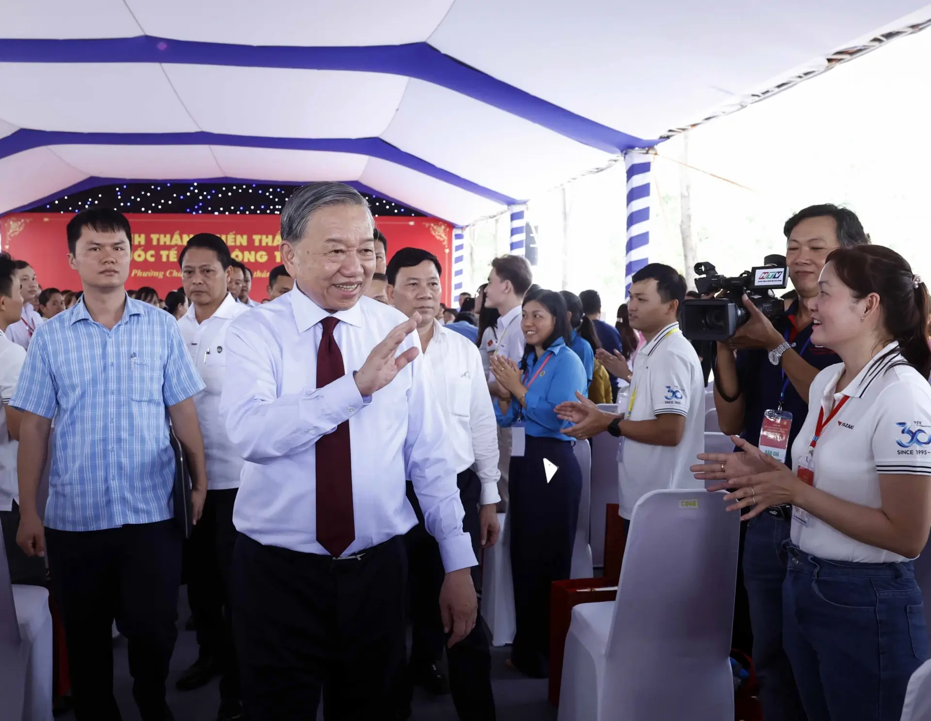 vna_potal_tong_bi_thu_chu_tich_nuoc_tham_dong_vien_cong_nhan_nguoi_lao_dong_tai_thanh_pho_ho_chi_minh_8727881-2904x2249_1778659657.webp