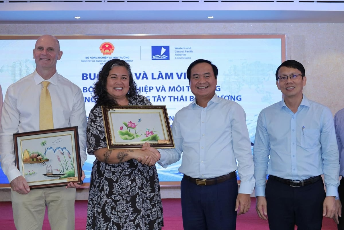 thu-truong-bo-nong-nghiep-va-moi-truong-vo-van-hung-thu-2-tu-trai-sang-chup-anh-cung-cac-thanh-vien-wcpcf.-anh-phuong-chi_1786609656.png
