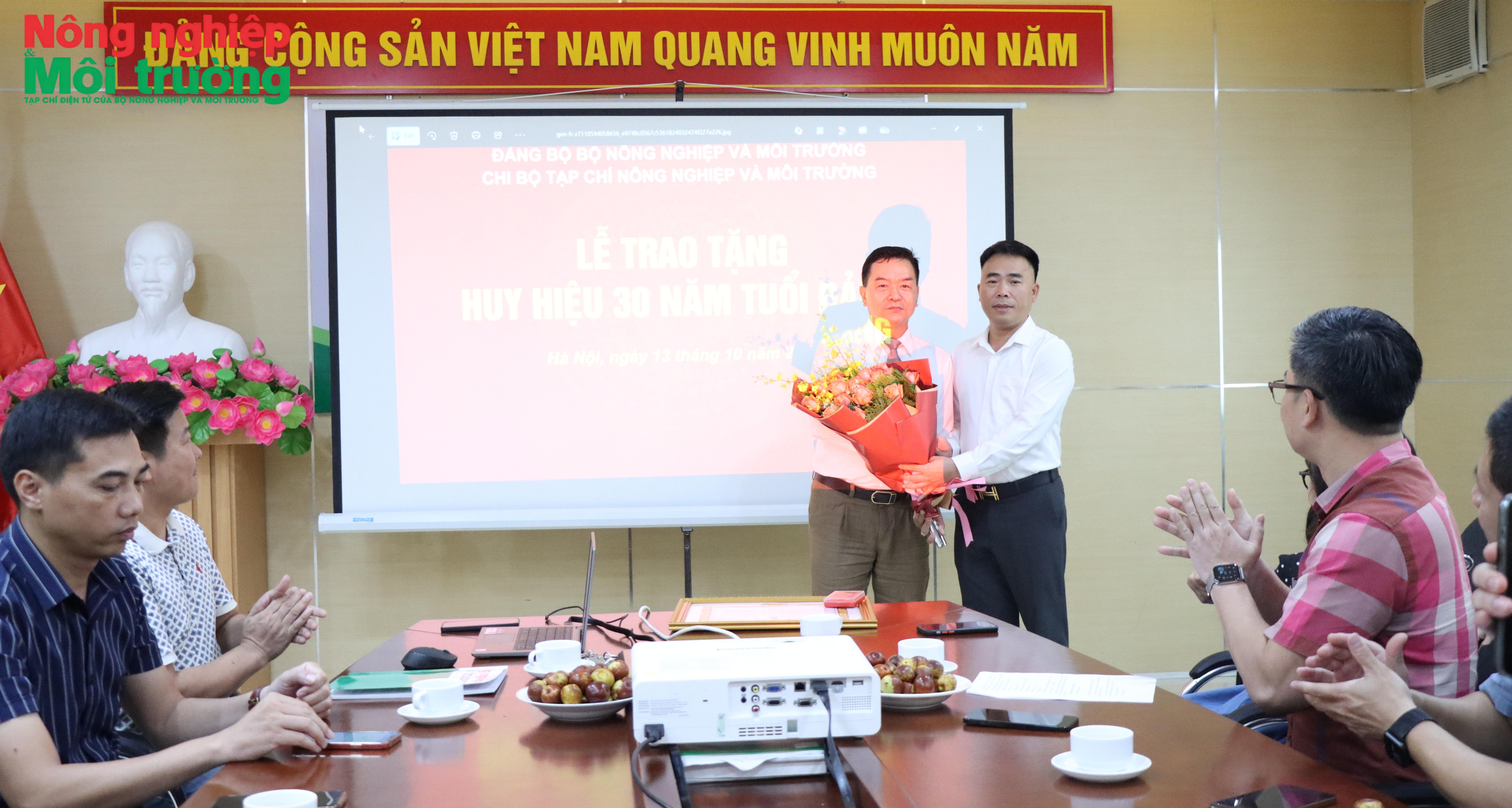 Chi bộ Tạp chí Nông nghiệp và Môi trường tổ chức lễ trao tặng Huy hiệu 30 năm tuổi Đảng