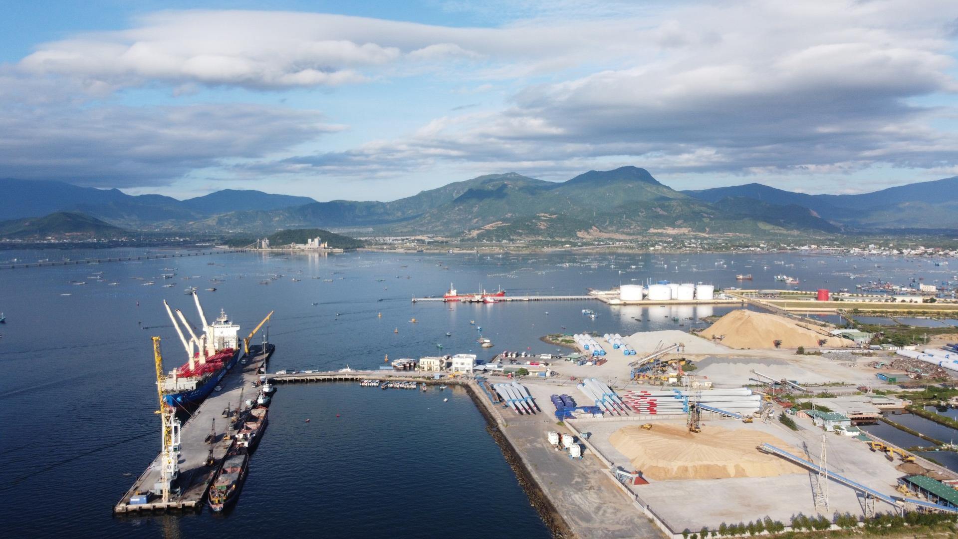 cang-cam-ranh-1_1783998519.jpg