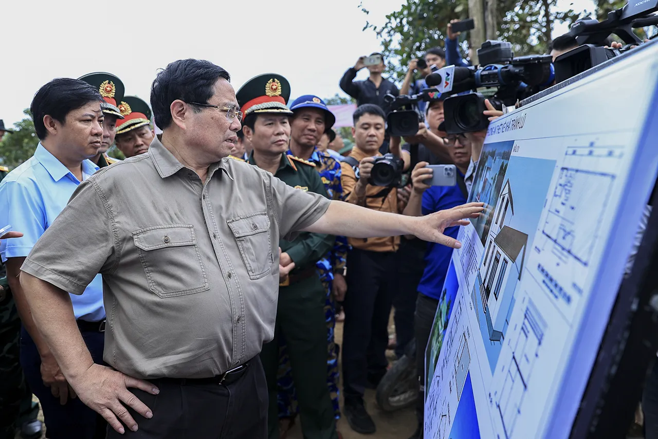 Tập trung thực hiện một số nhiệm vụ khẩn cấp, nhanh chóng ổn định đời sống Nhân dân