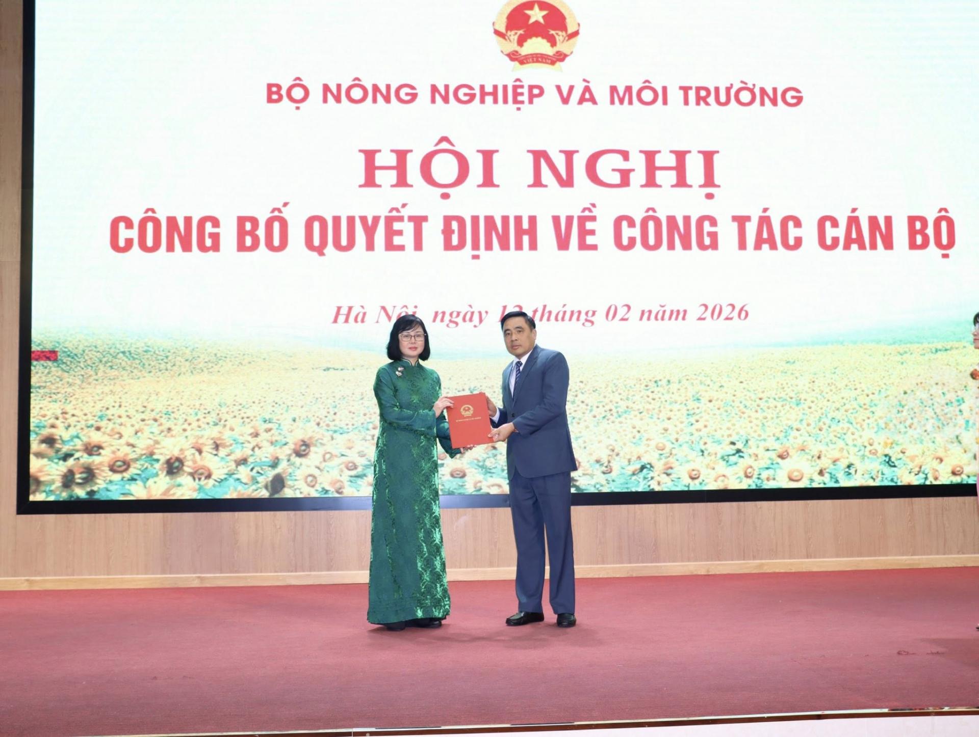 Trường Đại học Tài nguyên và Môi trường Hà Nội công bố Quyết định giao Quyền Hiệu trưởng đối với GS, TS. Huỳnh Thị Lan Hương