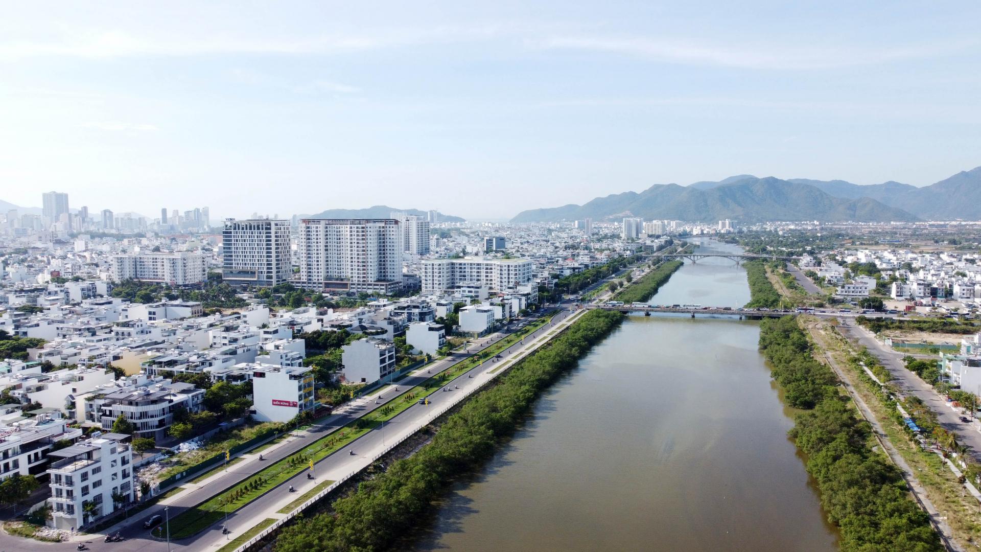 cay-xanh-hai-ben-song-quan-truong-13_1781583676.jpg