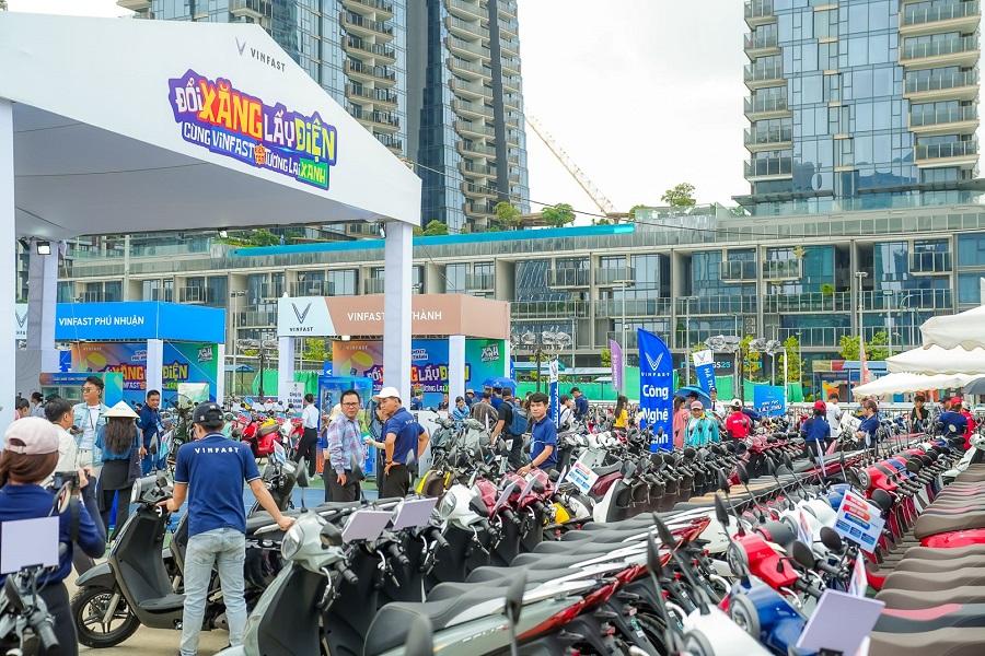 Chuỗi sự kiện “Đổi xăng lấy điện” của VinFast, đưa xe máy điện tới gần hơn với người dùng