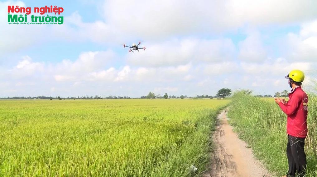 Khi người nông dân sử dụng máy bay không người lái vào sản xuất nông nghiệp