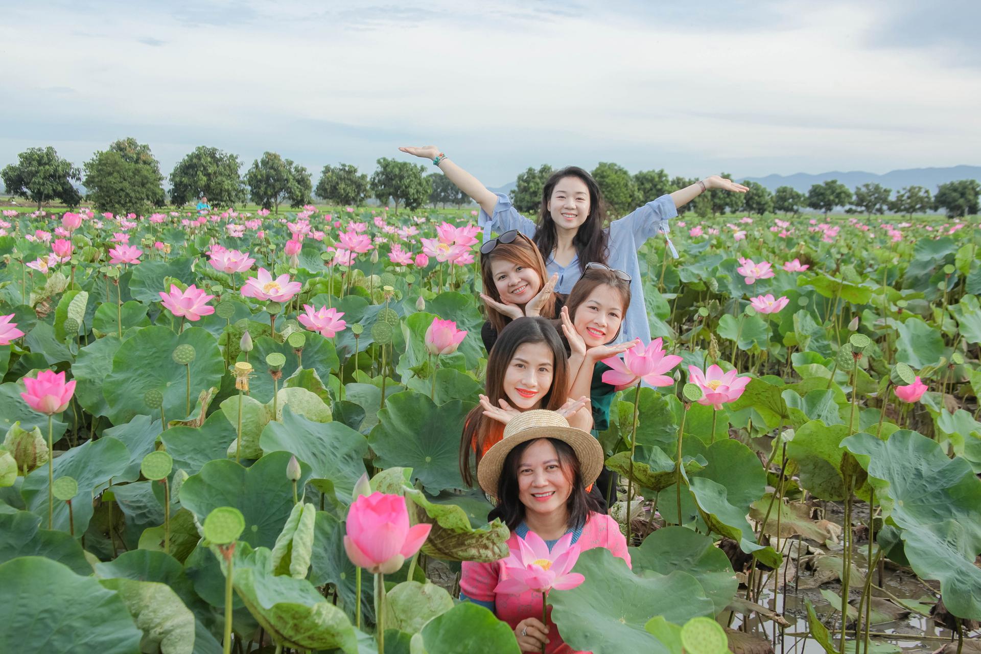 4.-du-khach-chu-anh-ben-canh-dam-sen-tho-mong_1779116784.jpg