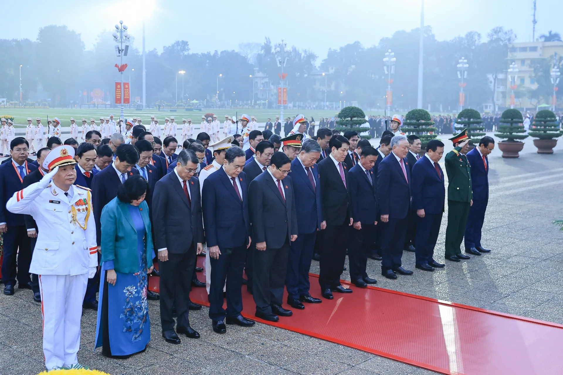 Lãnh đạo Đảng, Nhà nước và đại biểu dự Đại hội XIV của Đảng vào Lăng viếng Chủ tịch Hồ Chí Minh