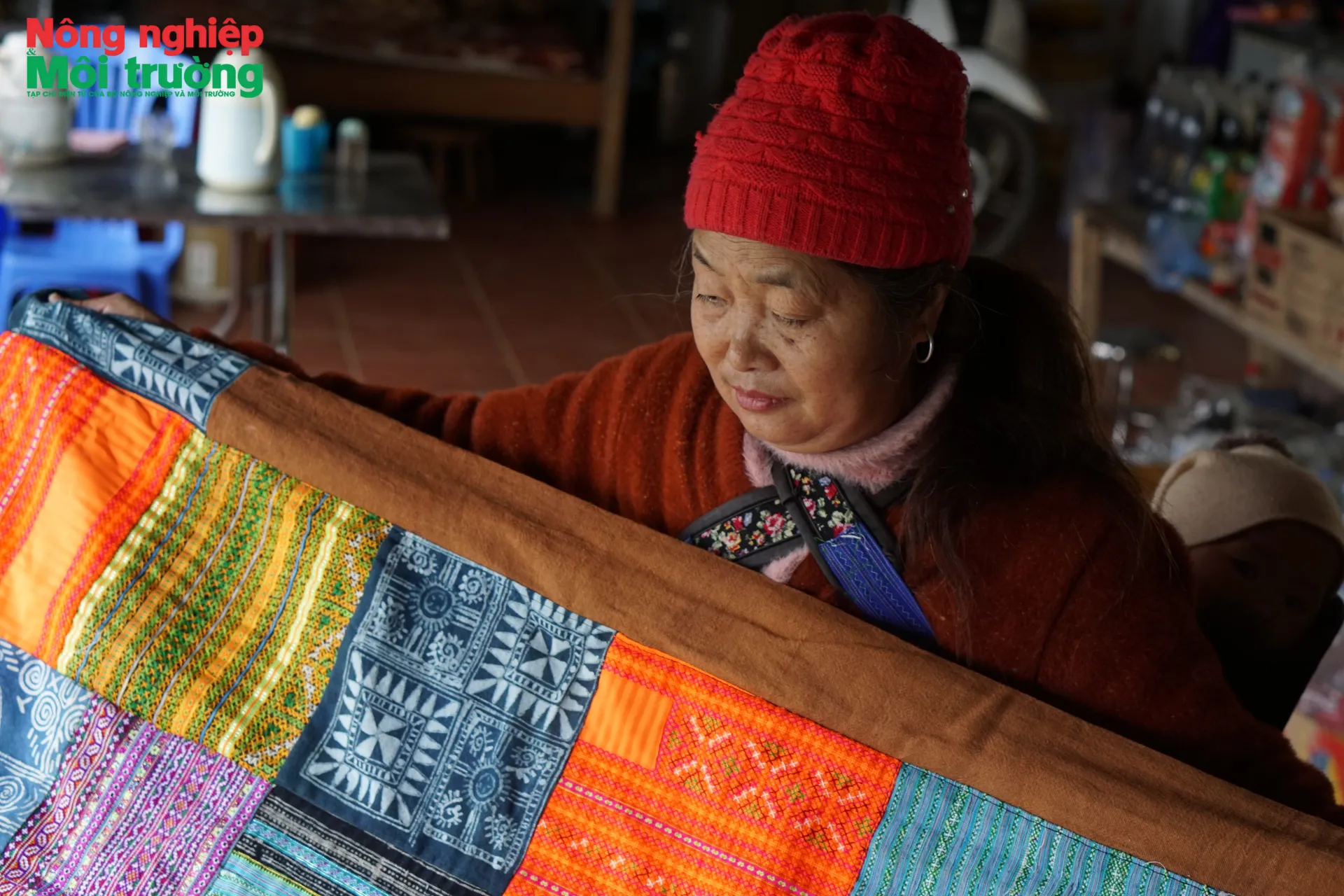 Trồng lanh, dệt vải mở lối thoát nghèo cho đồng bào Mông ở Pà Cò