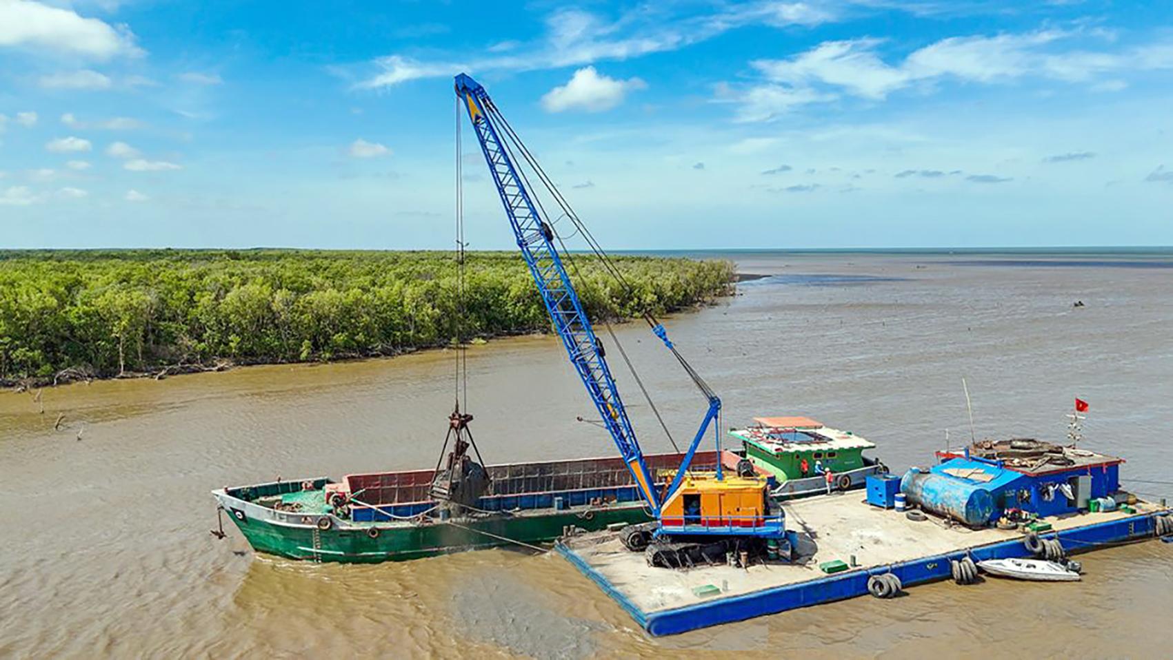 Nạo vét bờ biển, tăng sức chống chịu cho tỉnh Cà Mau