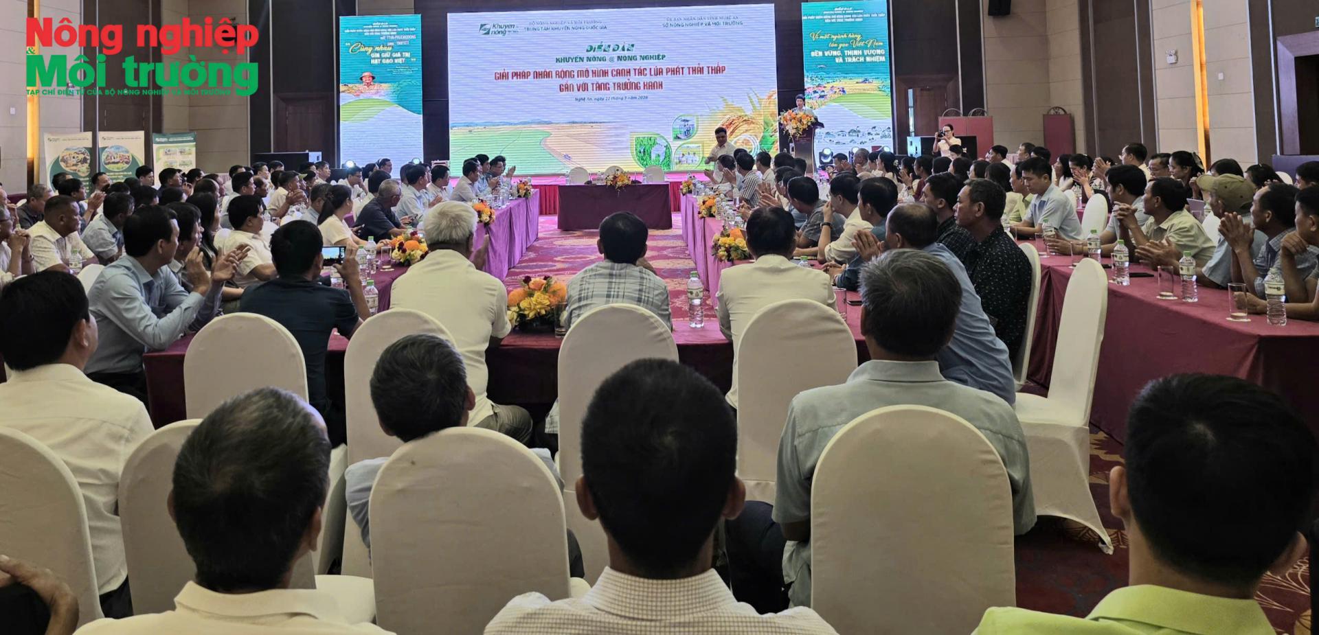 Diễn đàn Khuyến nông Nông nghiệp với chủ đề “Giải pháp nhân rộng mô hình canh tác lúa phát thải thấp gắn với tăng trưởng xanh” được tổ chức tại Nghệ An. Ảnh: Bùi Ánh