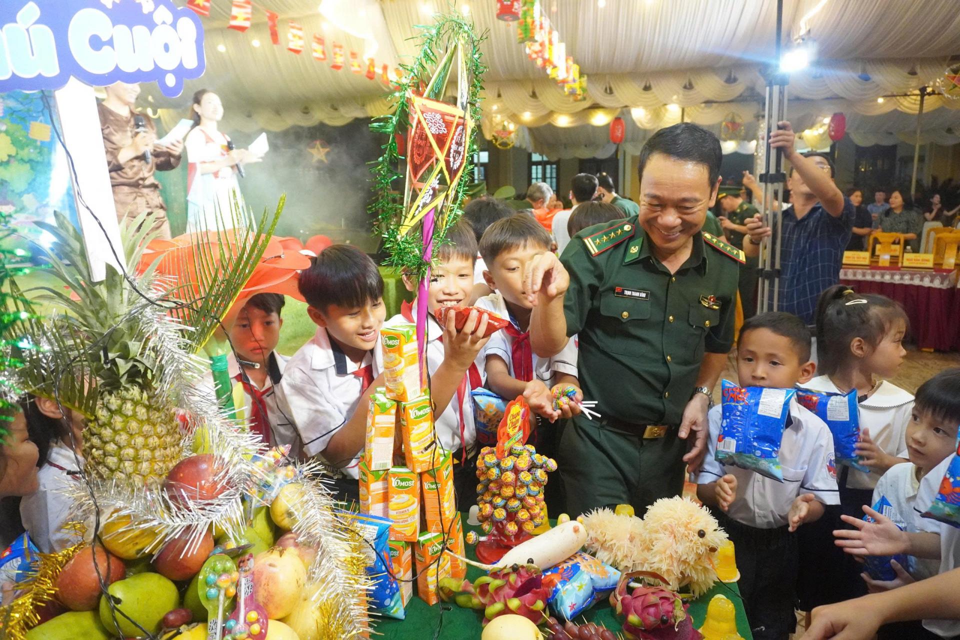 Tết Trung thu rộn ràng, nồng ấm với trẻ em vùng biên Quảng Trị