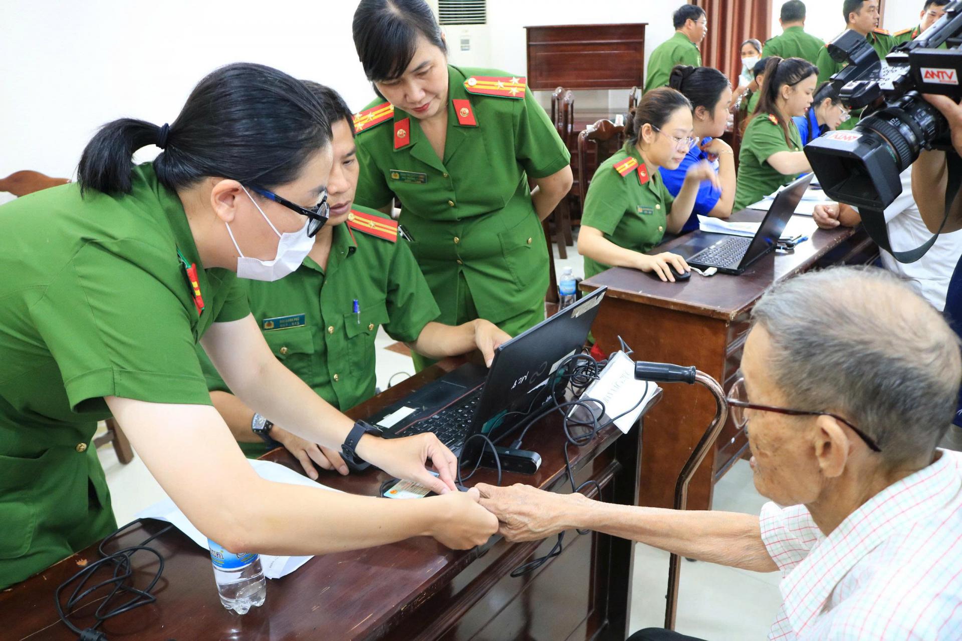 khanh-hoa-day-nhanh-thu-nhan-mau-adn-than-nhan-liet-si-chua-xac-dinh-danh-tinh-11_1784876104.jpg