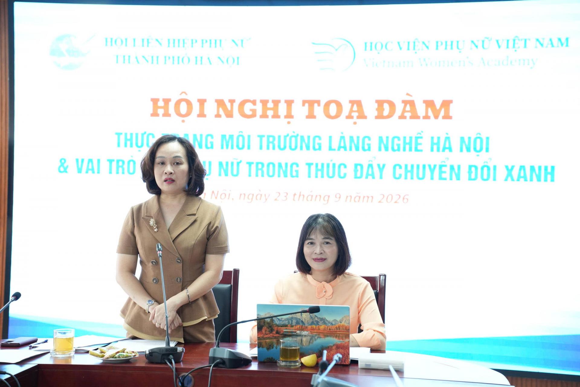 Phụ nữ làng nghề Hà Nội và bước chuyển sản xuất xanh