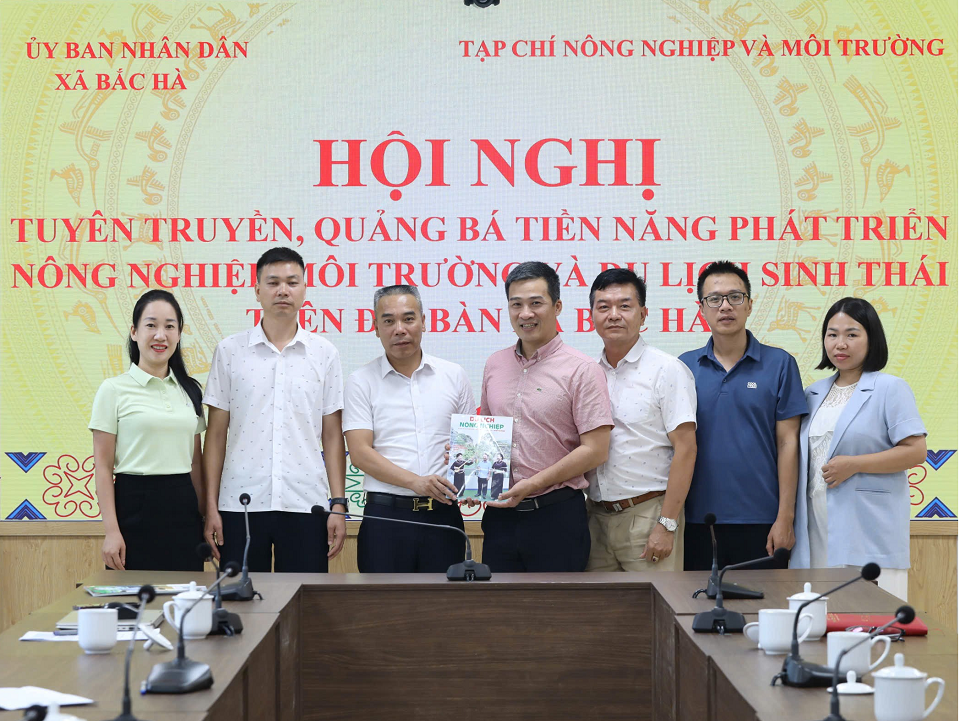 Tạp chí Nông nghiệp và Môi trường đồng hành cùng xã Bắc Hà lan tỏa giá trị xanh