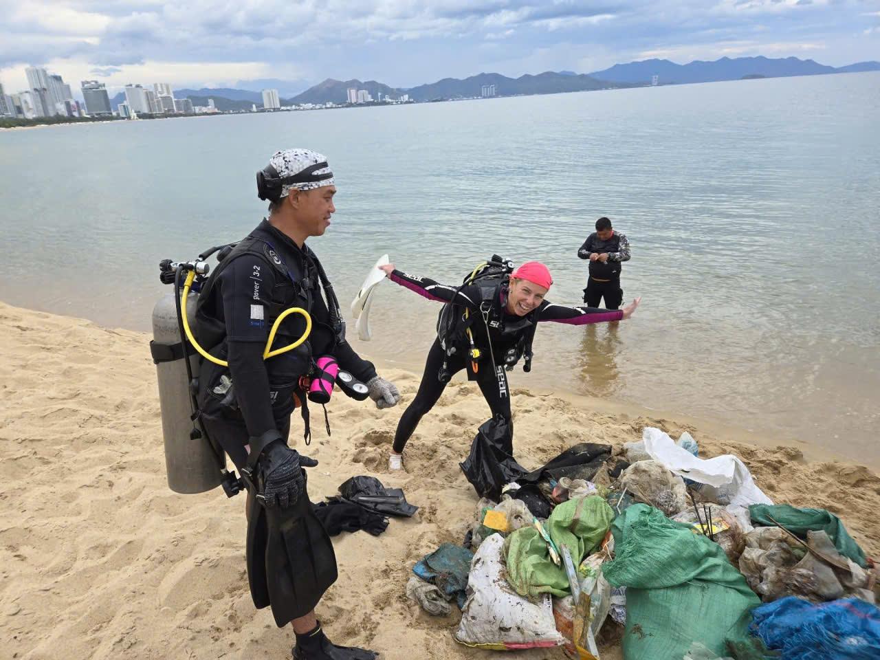 nhom-thien-nguyen-cau-lac-bo-sailing-club-divers-nhat-rac-duoi-day-bien-2_1782462668.jpg