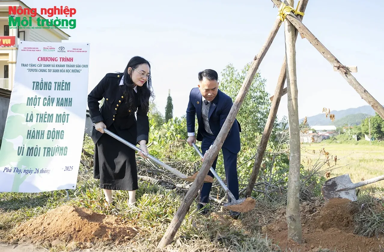 Toyota Việt Nam - Tạp chí Nông nghiệp và Môi trường đồng hành trong chương trình 'Chung tay xanh hóa học đường'