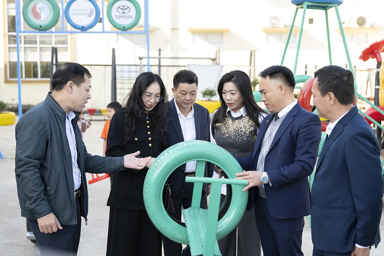 Trao tặng cây xanh, chung tay xanh hoá học đường