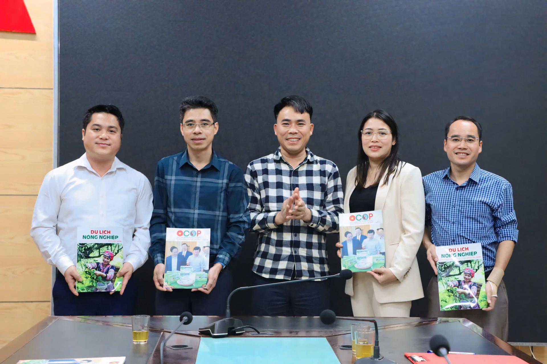 Tạp chí Nông nghiệp và Môi trường làm việc với lãnh đạo xã Bản Liền