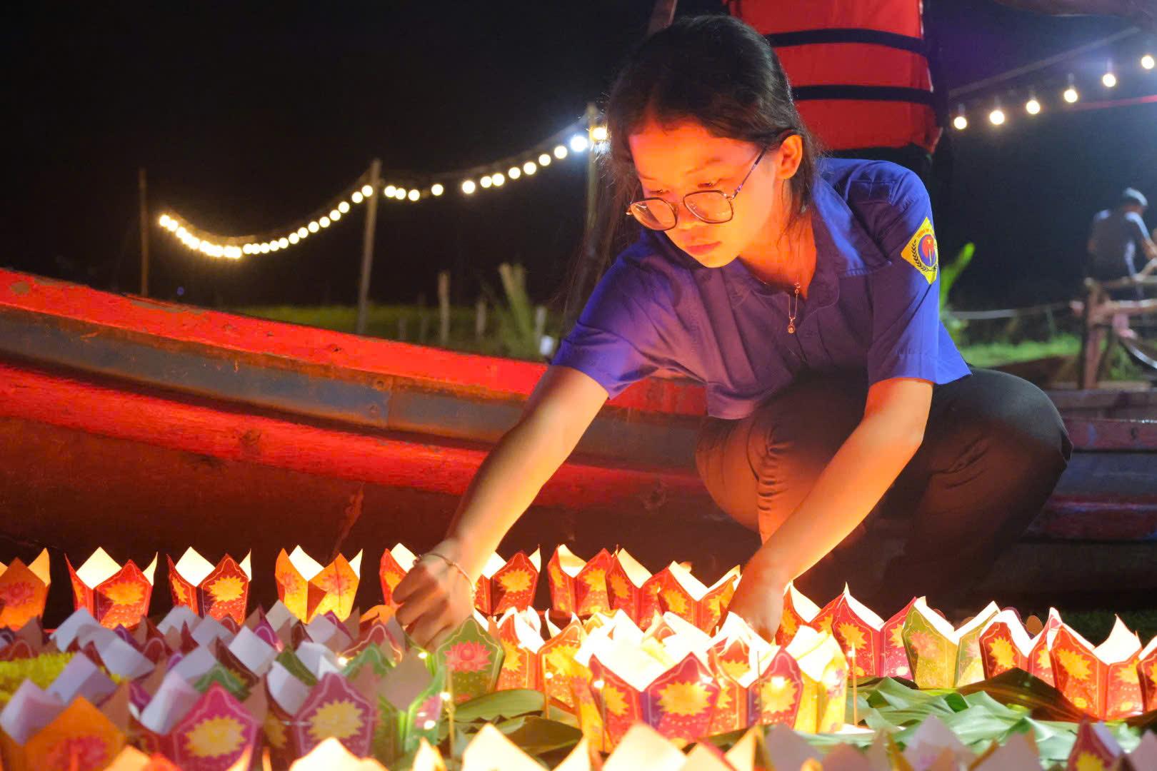 Thắp sáng hàng nghìn hoa đăng tri ân các anh hùng liệt sĩ