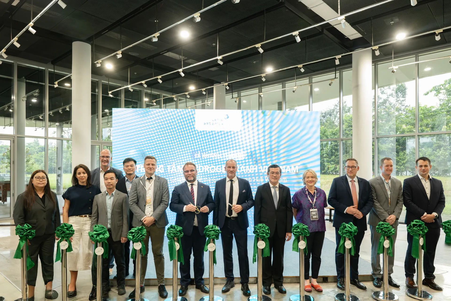 cac-dai-bieu-cat-bang-khanh-thanh-toa-nha-trung-tam-hydrogen-xanh-viet-nam-2_1761538649.webp