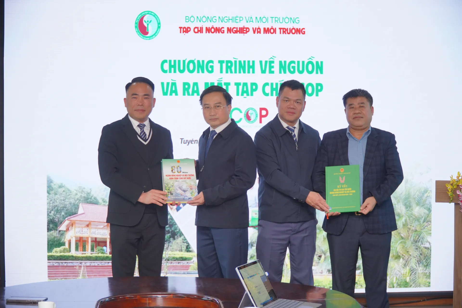 Sở Nông nghiệp và Môi trường tỉnh Tuyên Quang và Tạp chí Nông nghiệp và Môi trường thống nhất định hướng nâng tầm nông sản địa phương