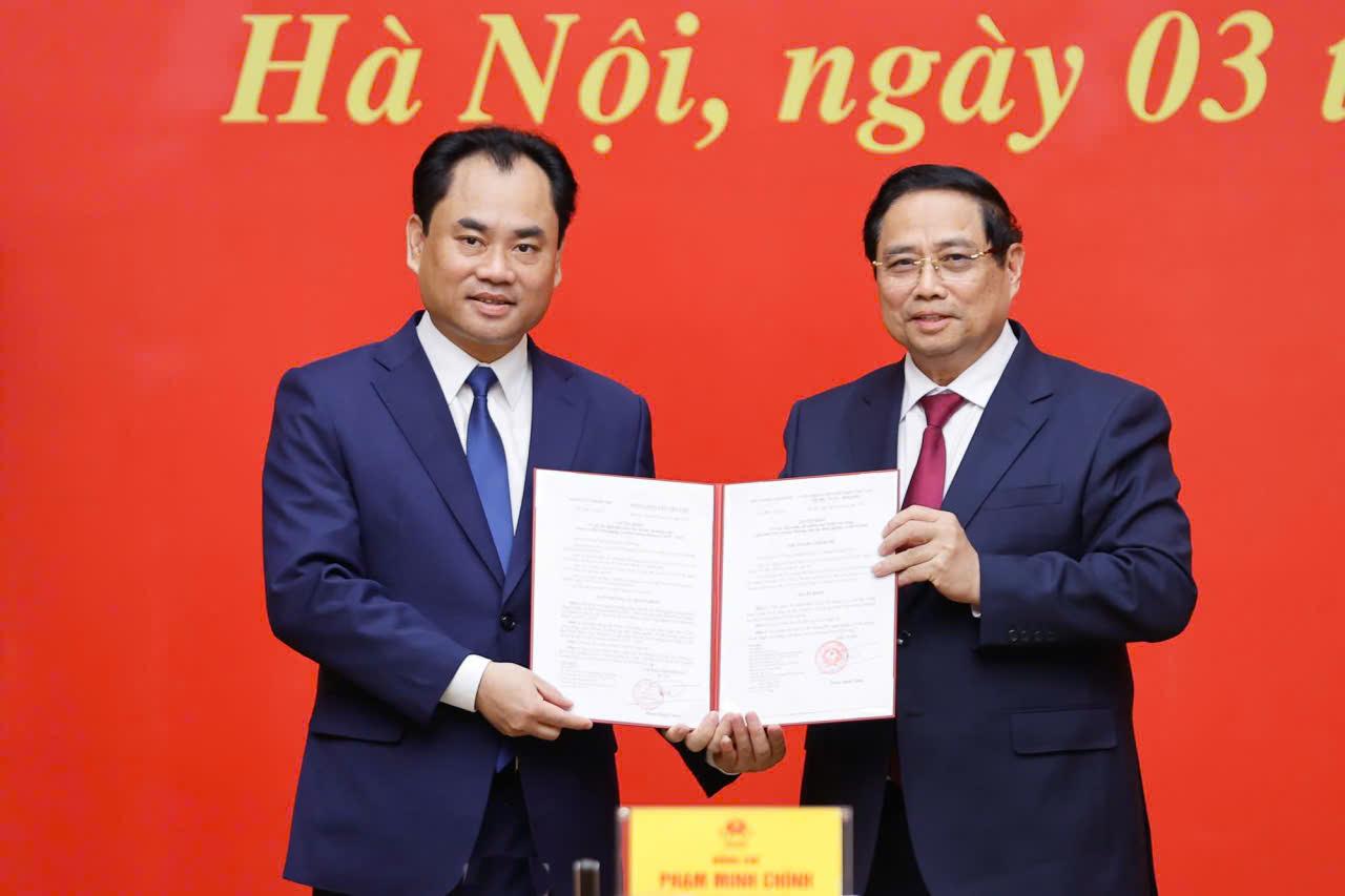 Thủ tướng Chính phủ trao quyết định bổ nhiệm ông Trịnh Việt Hùng giữ chức Thứ trưởng Thường trực Bộ Nông nghiệp và Môi trường