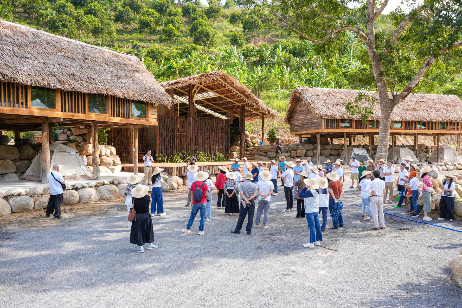 du-khach-tham-quan-trai-nghiem-tai-san-viet-farm-3_1790758954.jpg